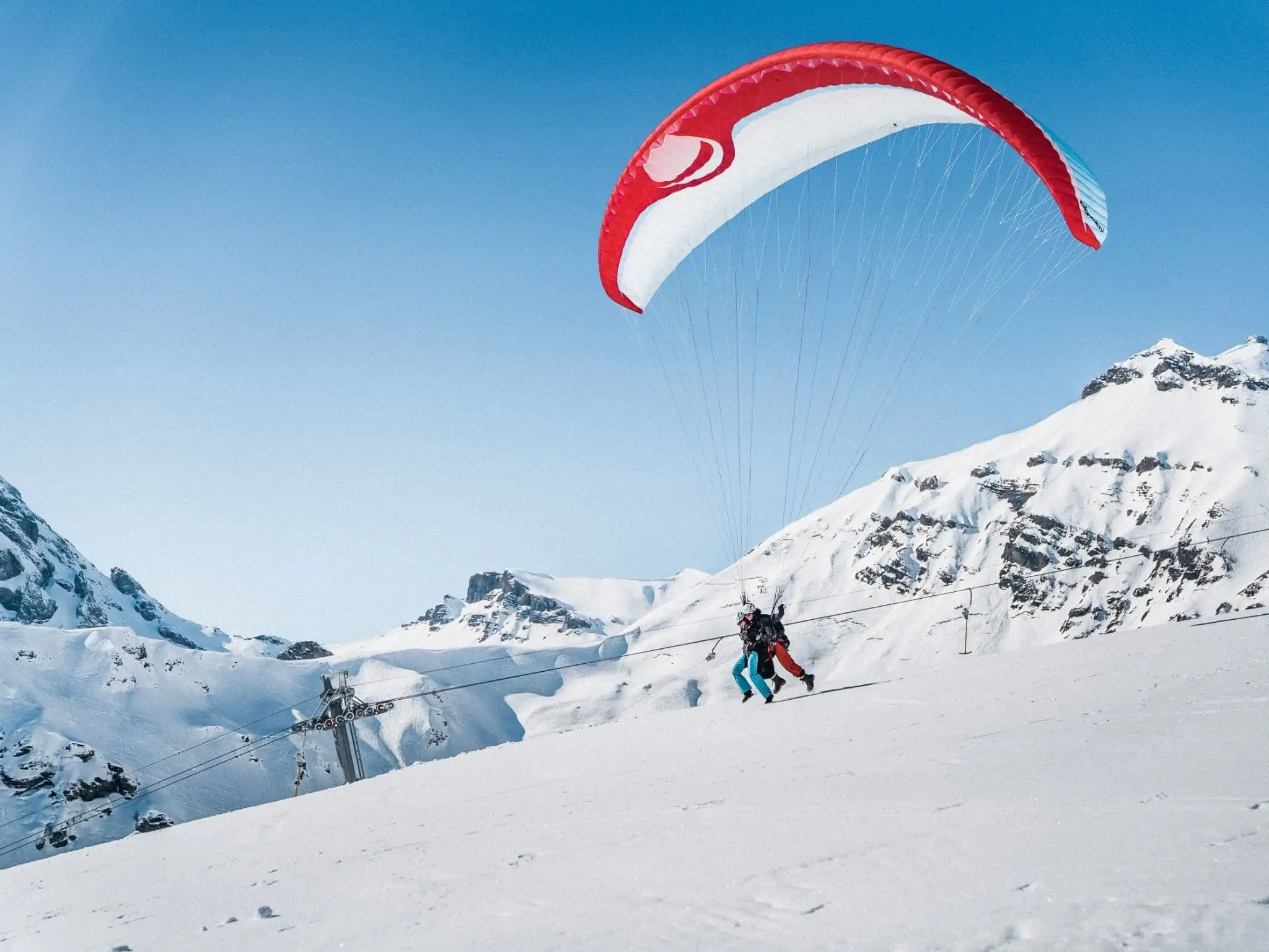 Paralayang di Montafon, Pemain ski memulakan perjalanan ke lembah, gunung bersalji putih