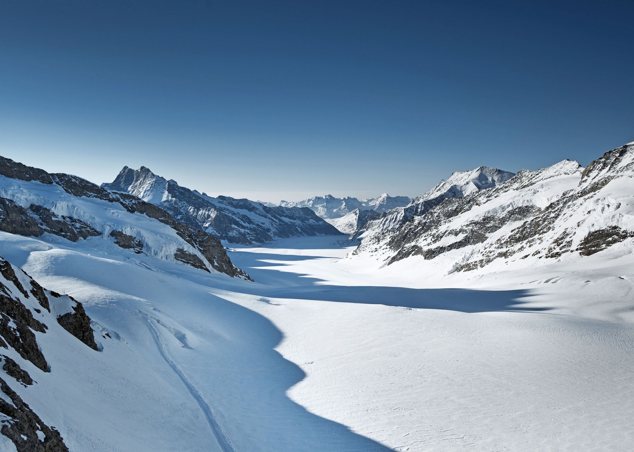 Glacier d'Aletsch au Jungfraujoch, montagnes enneigées, ciel bleu