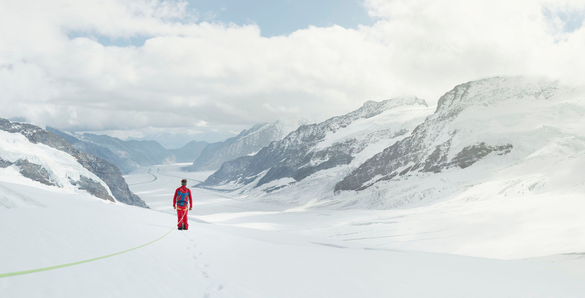 Aletschgletscher en randonnée, montagnes enneigées et nuages tonitruants