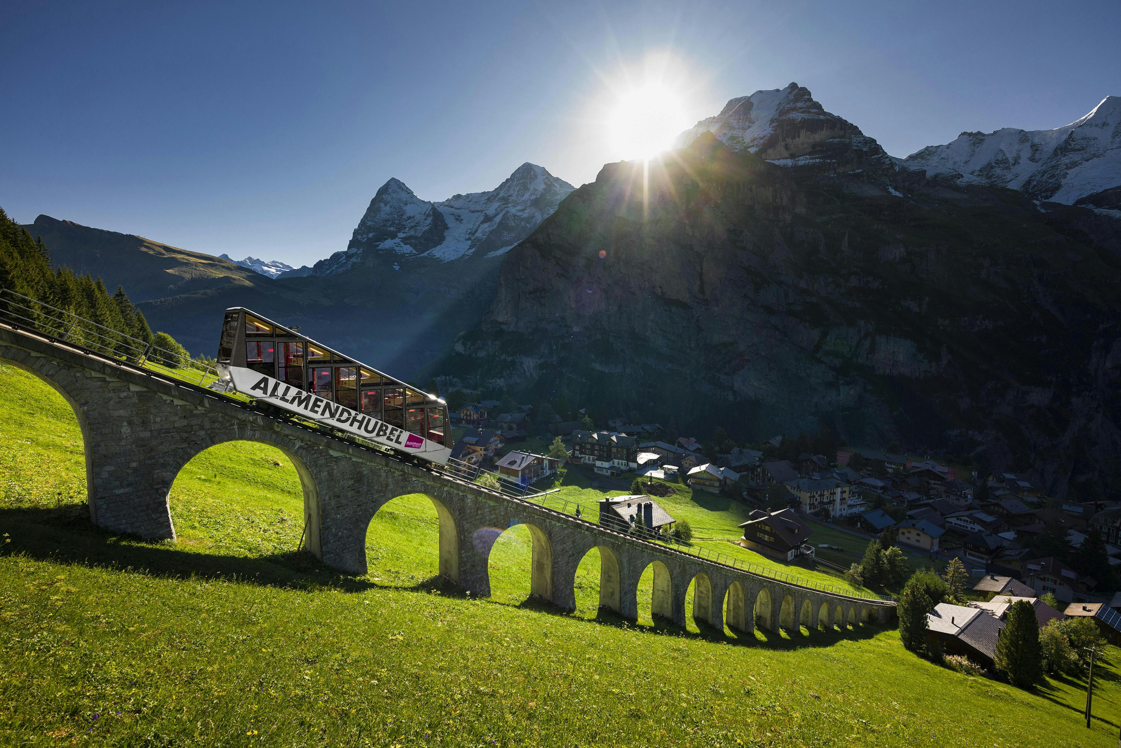 Allmendhubelbahn scorre dietro a un paesaggio montano
