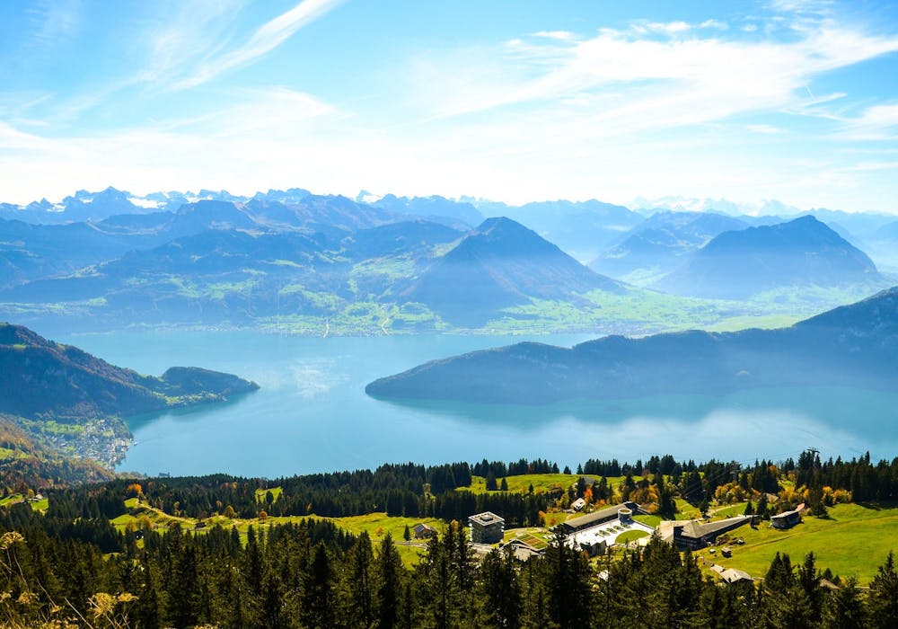 Aussicht auf den Vierwaldstättersee mit Bergen im Hintergrund