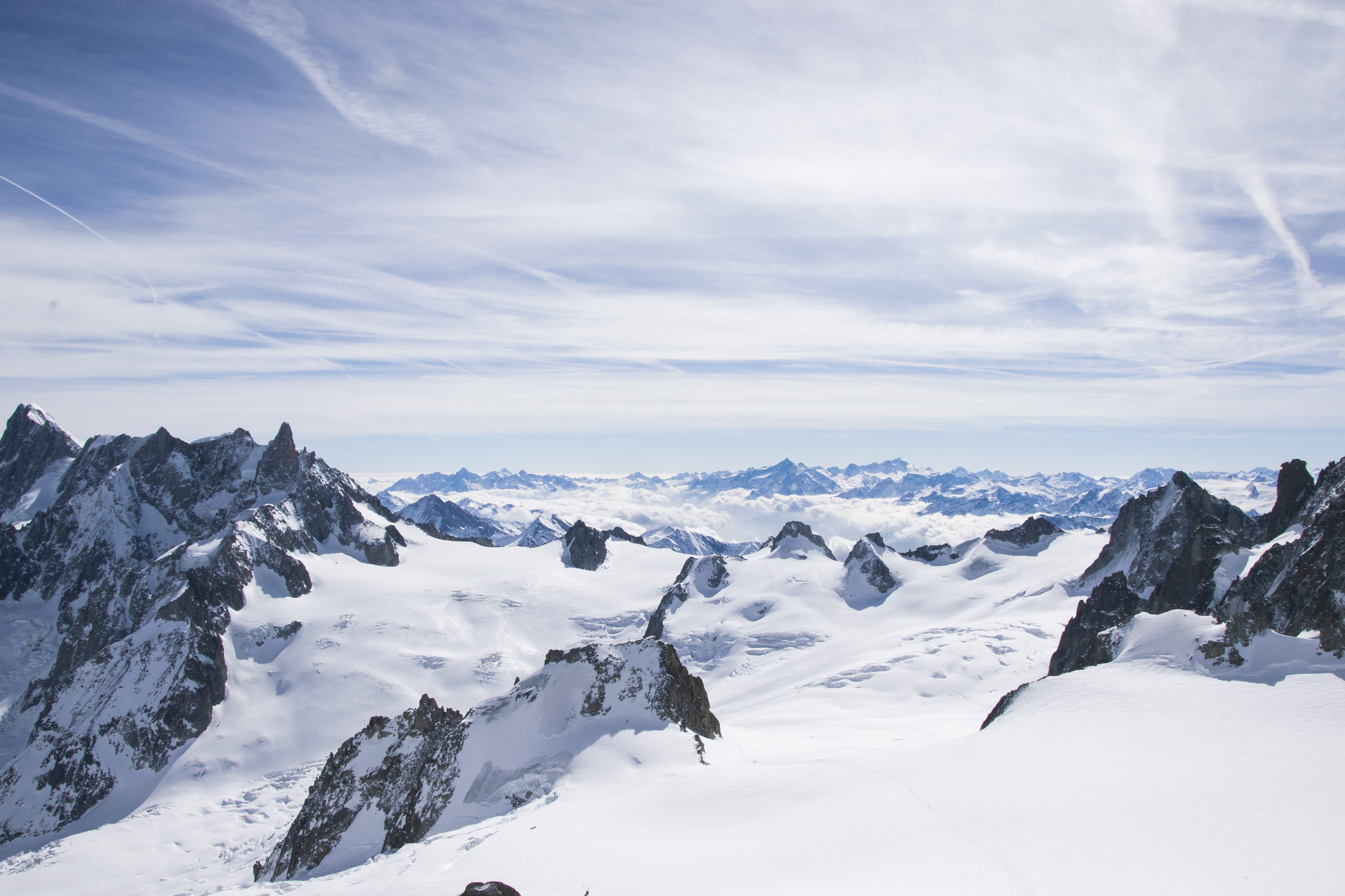 Aiguille du Midi mit schneebedeckten Gipfeln im Winter.