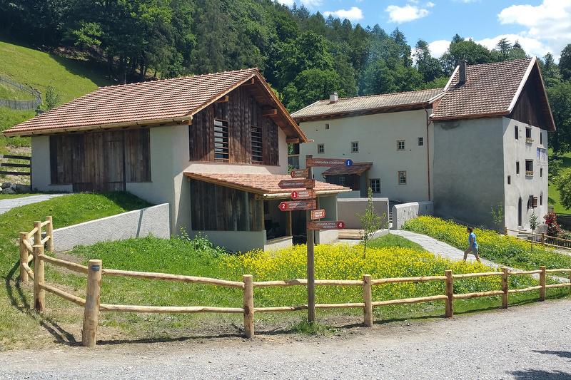 Oude raadhuis in het Heidi-dorp met bloeiende weilanden.