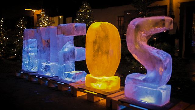冰雕瑞士展示多彩的、照亮的冰块