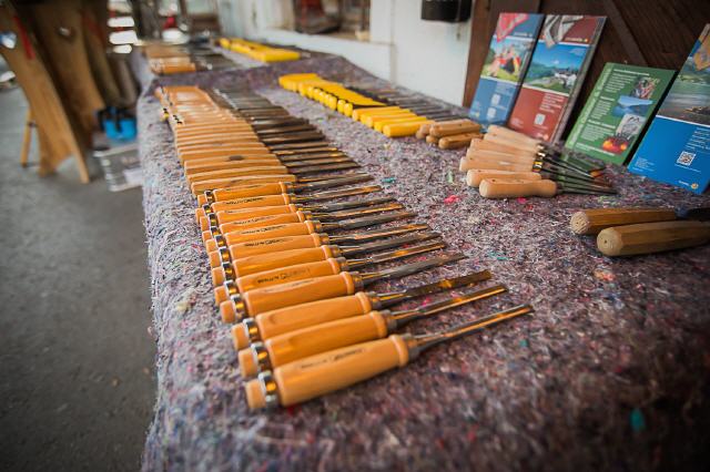 瑞士的桌子上放着冰雕工具，清晰可见雕刻的形状和工具