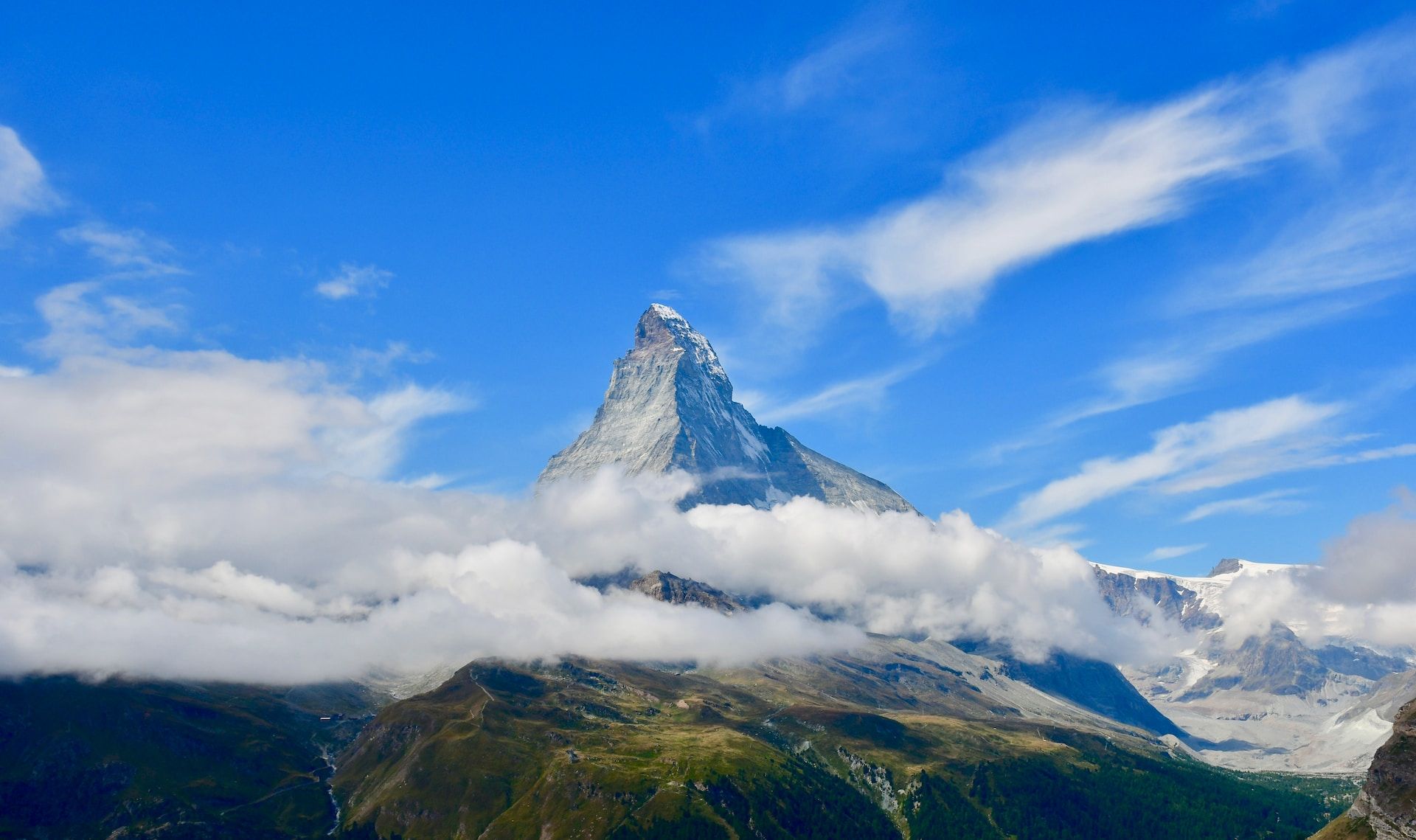 Маттерхорн: впечатляющие виды гор в походе к пяти озерам в Церматте летом.