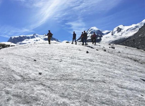 anspruchsvolle Gletschertour auf dem Theodulgletscher mit beeindruckendem Bergpanorama und Wanderern.