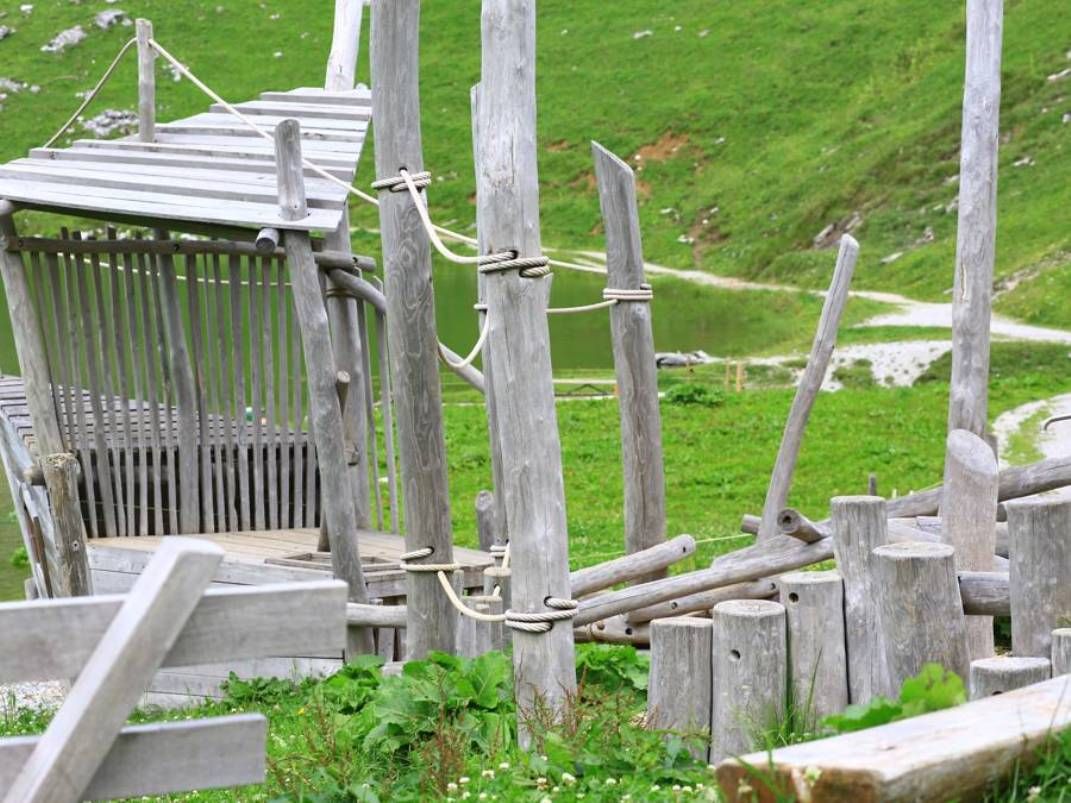 Аквалино: деревянная игровая площадка на природе для детей в летний сезон с множеством игровых возможностей.