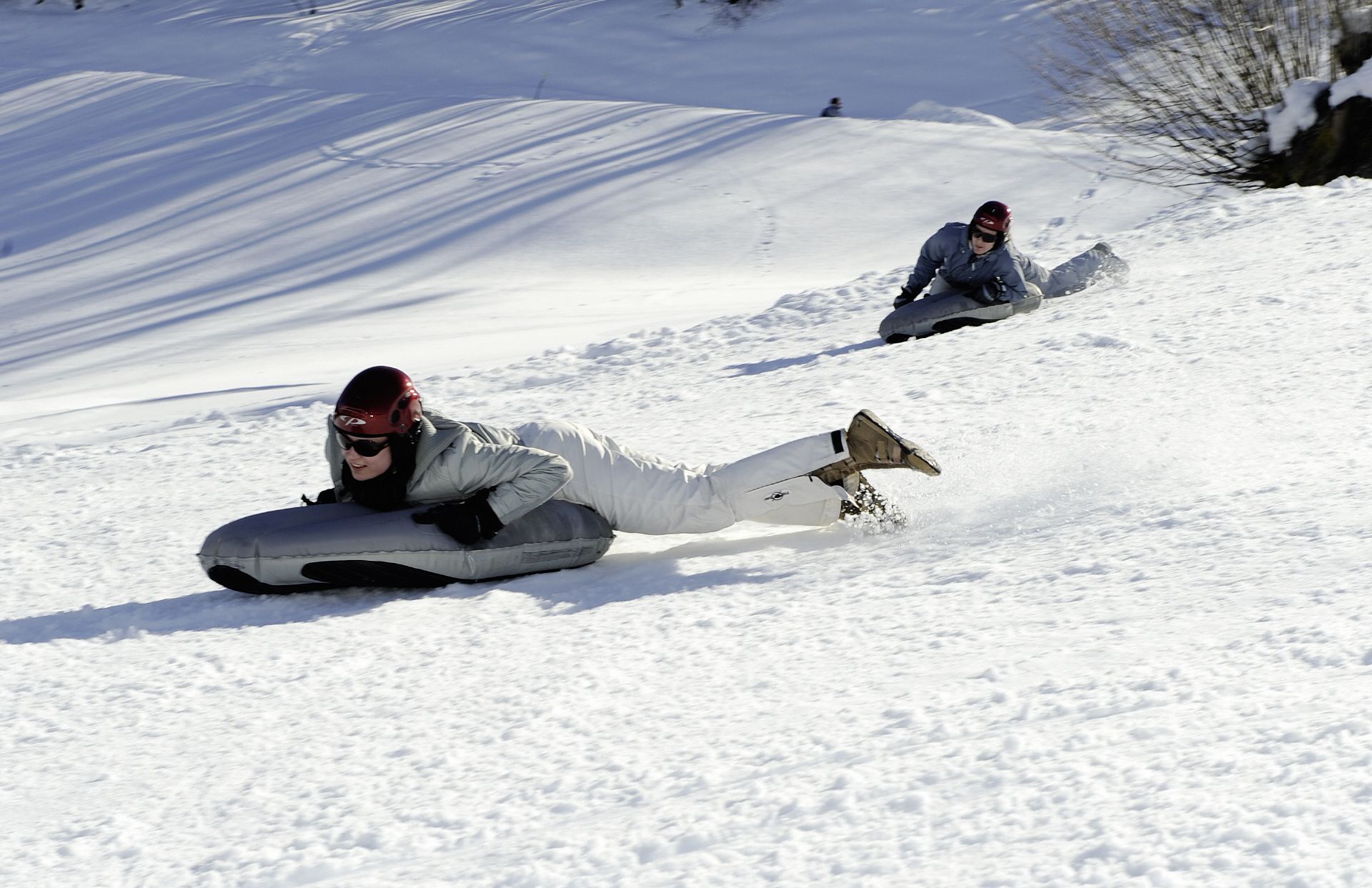 Airboard Tour Kerenzerberg with people on the slope in the snow.