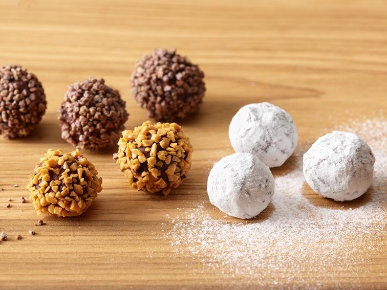 Trüffelpralinen mit verschiedenen Belägen, ideal für Süßigkeitenliebhaber und besondere Anlässe.