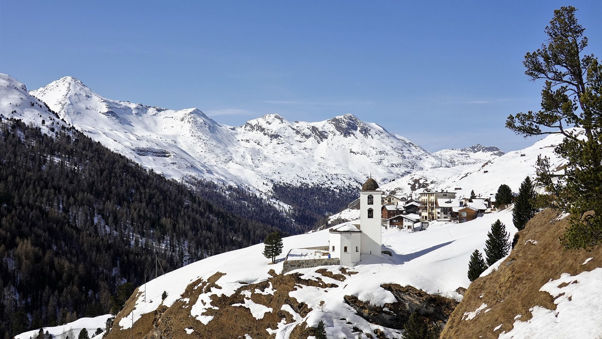 Avers: 아름다운 겨울 풍경과 교회, 산, 자연 애호가와 하이킹하는 사람에게 이상적입니다.