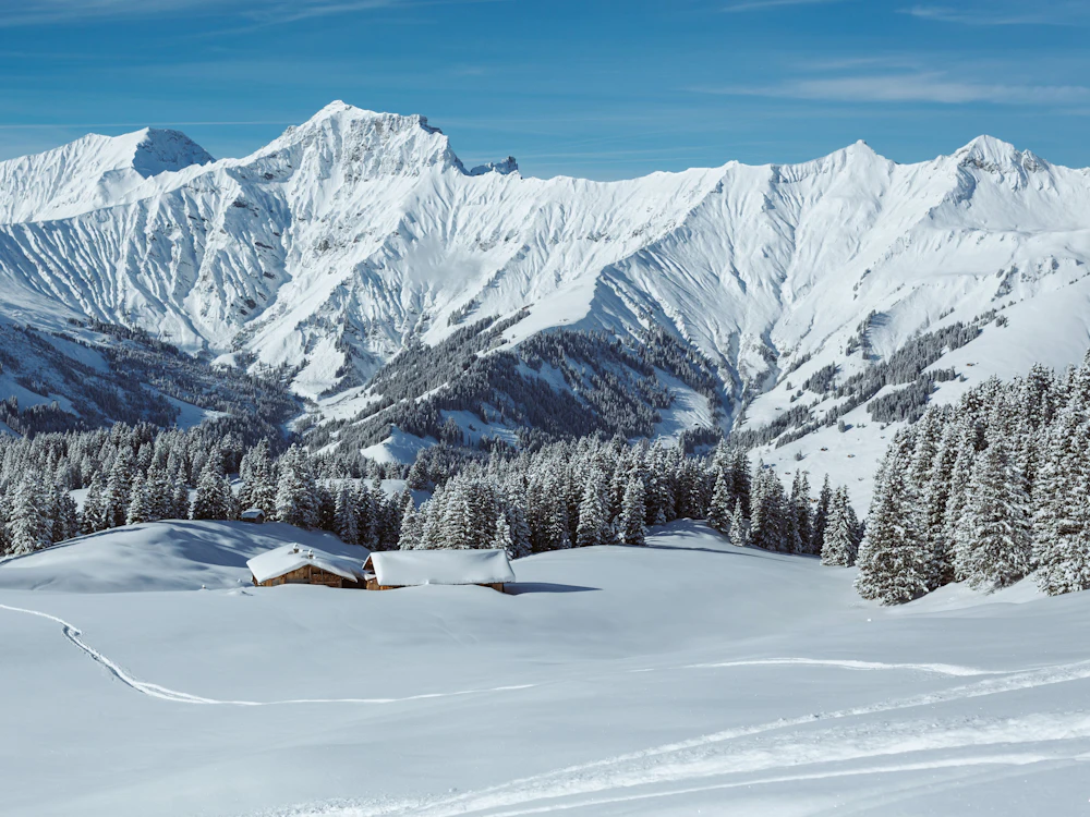Snow biking Elsigenalp in snow-covered landscape with mountains.