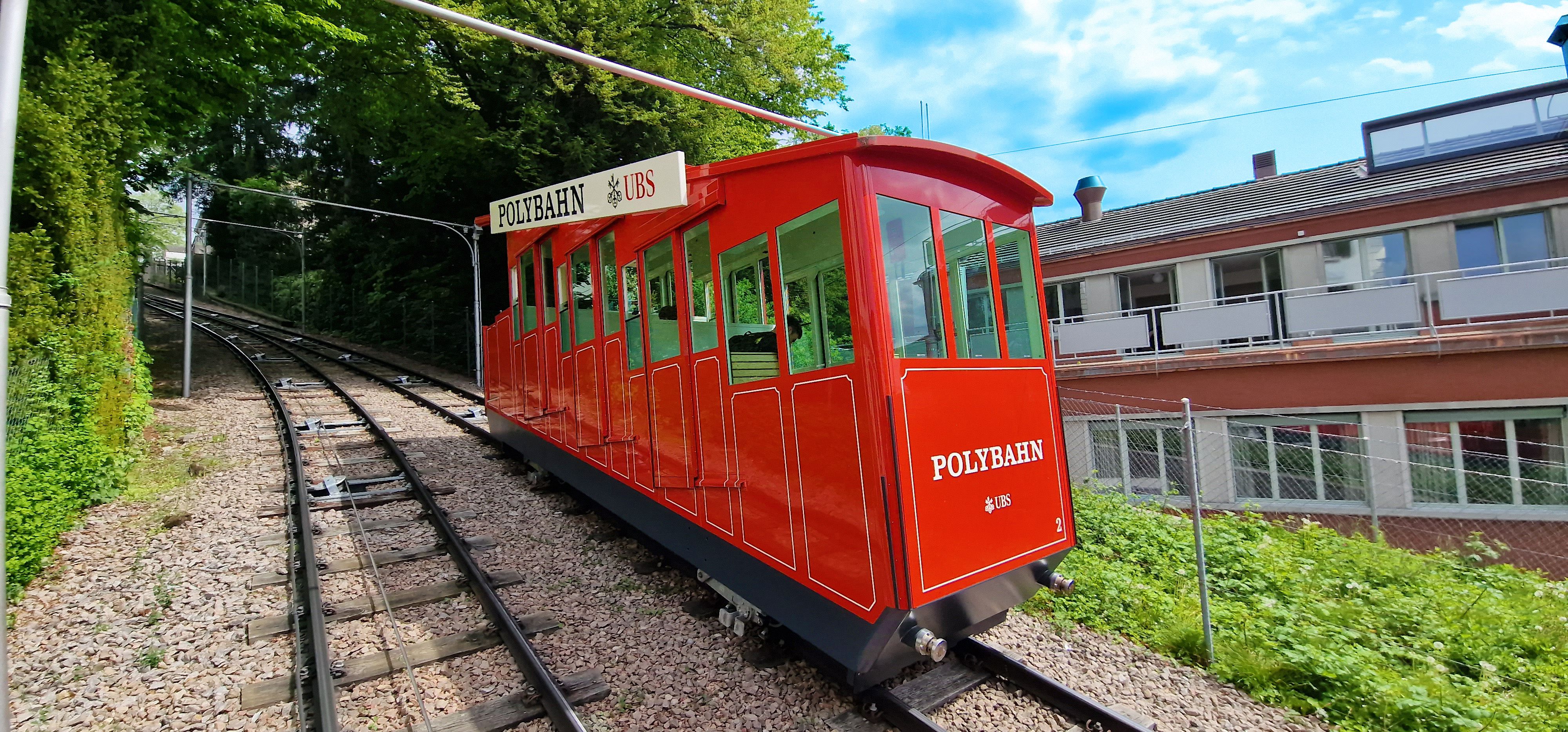 폴리방: 주변 경관을 감상할 수 있는 취리히의 역사적인 케이블카를 경험해보세요.