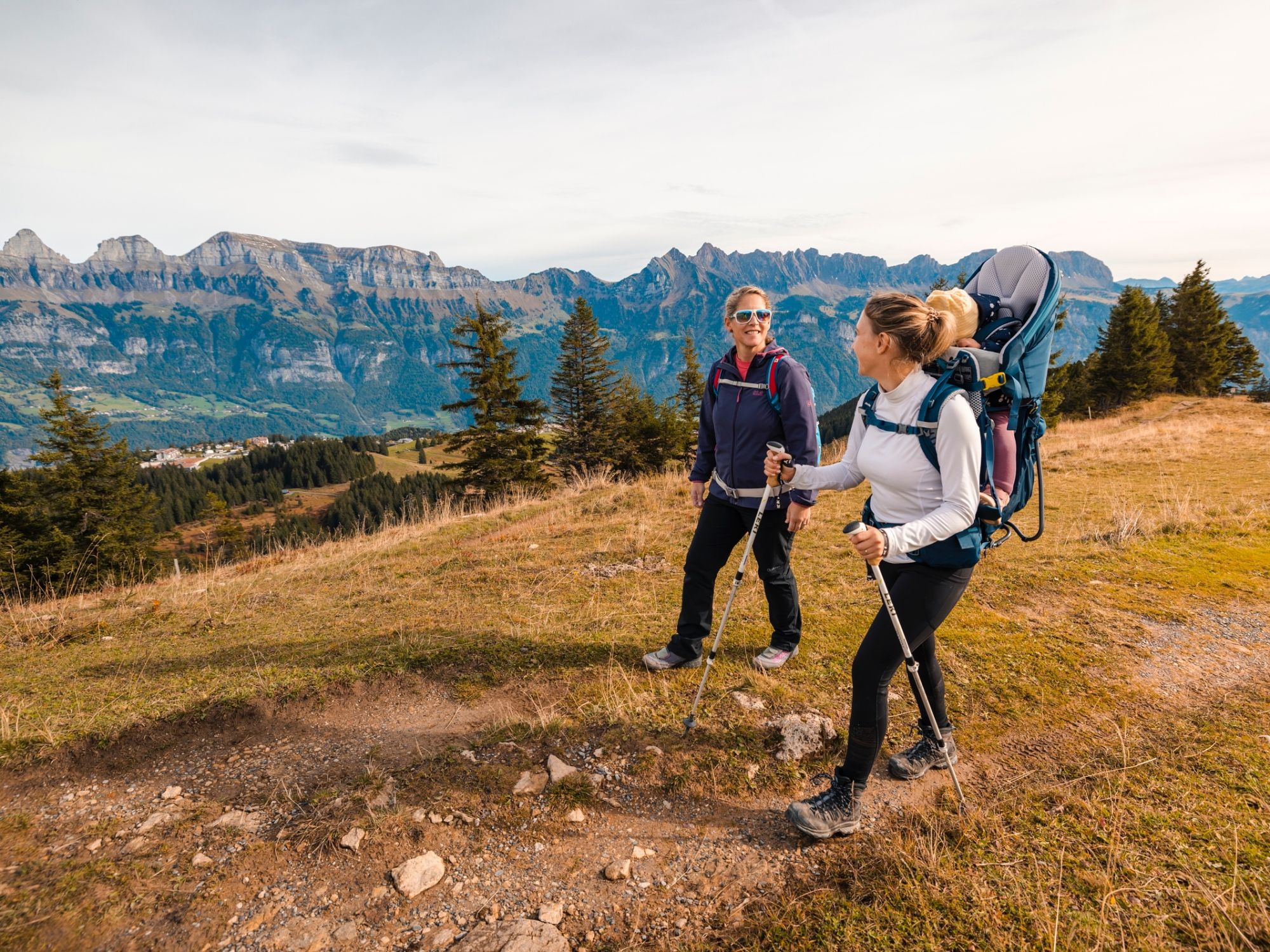 Randonnée gourmande à Flumserberg : Profite de la vue avec des amis sur un beau sentier de randonnée.