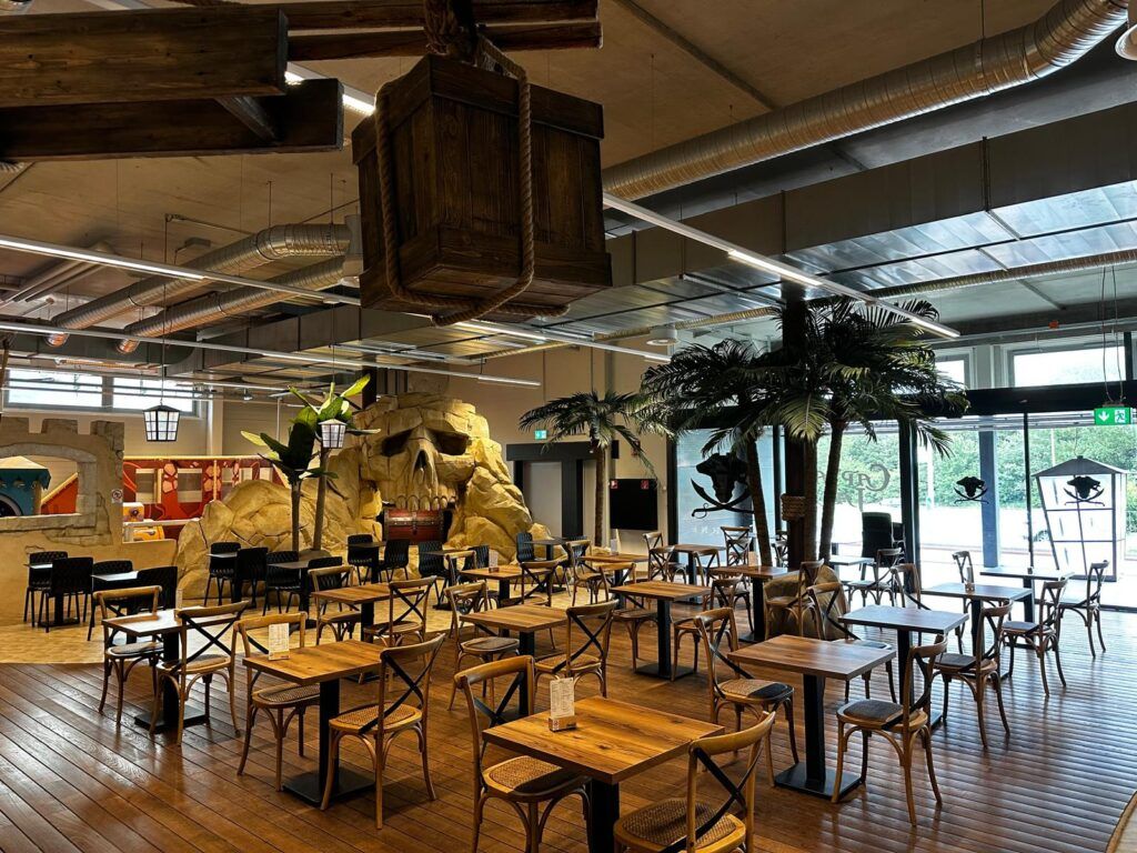 Kids Fun Park Martigny: Mysiga bord i avslappnad miljö för barn och familjer.