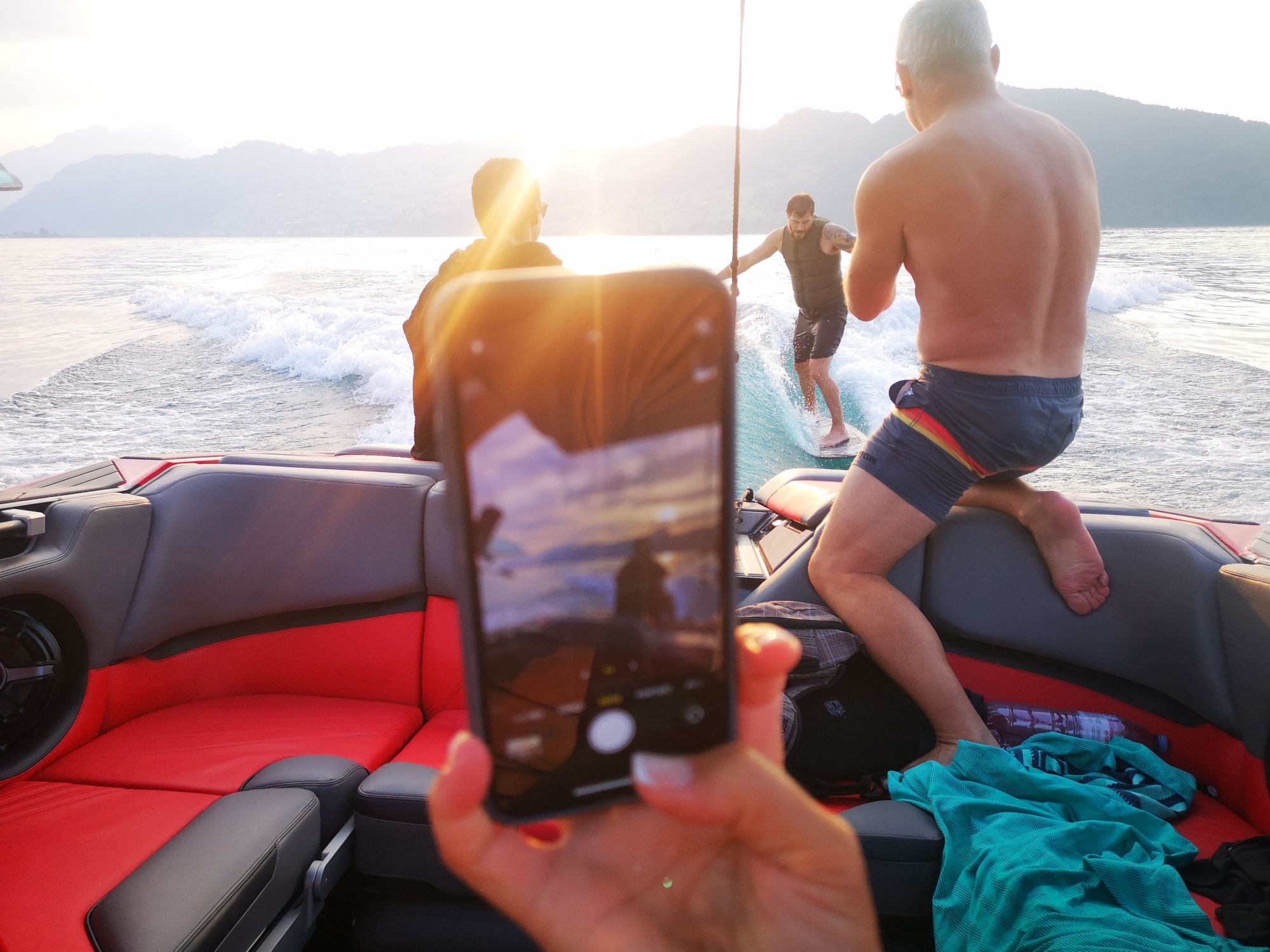 Wakeboarden: Sporters op het water bij zonsondergang, ideaal voor avontuur en groepsactiviteiten.