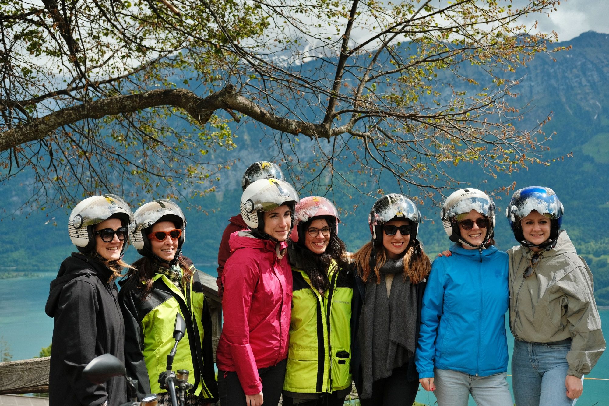 Экстремальное сафари на квадроциклах у озера Бриенцер в Интерлакене с командой искателей приключений в ярких нарядах.