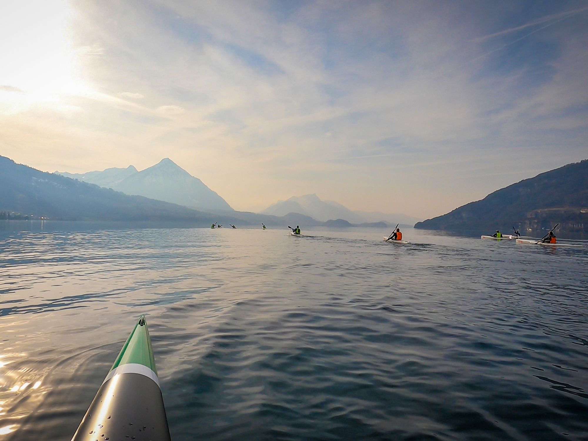 Corso base di surfski sul lago di Thun con vista sulle montagne e corsi in estate.