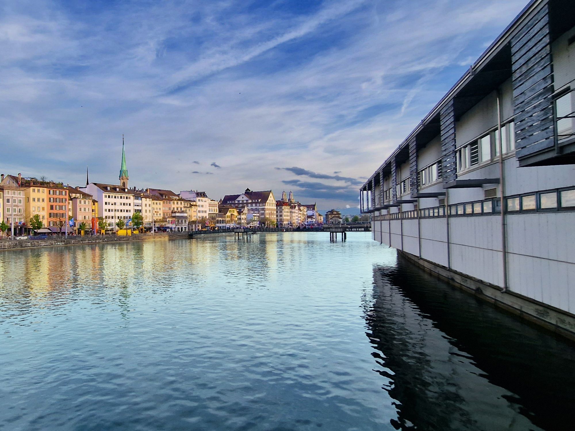 Limmat: Bild von der wunderschönen Uferpromenade in Zürich mit Stadthäusern im Hintergrund.