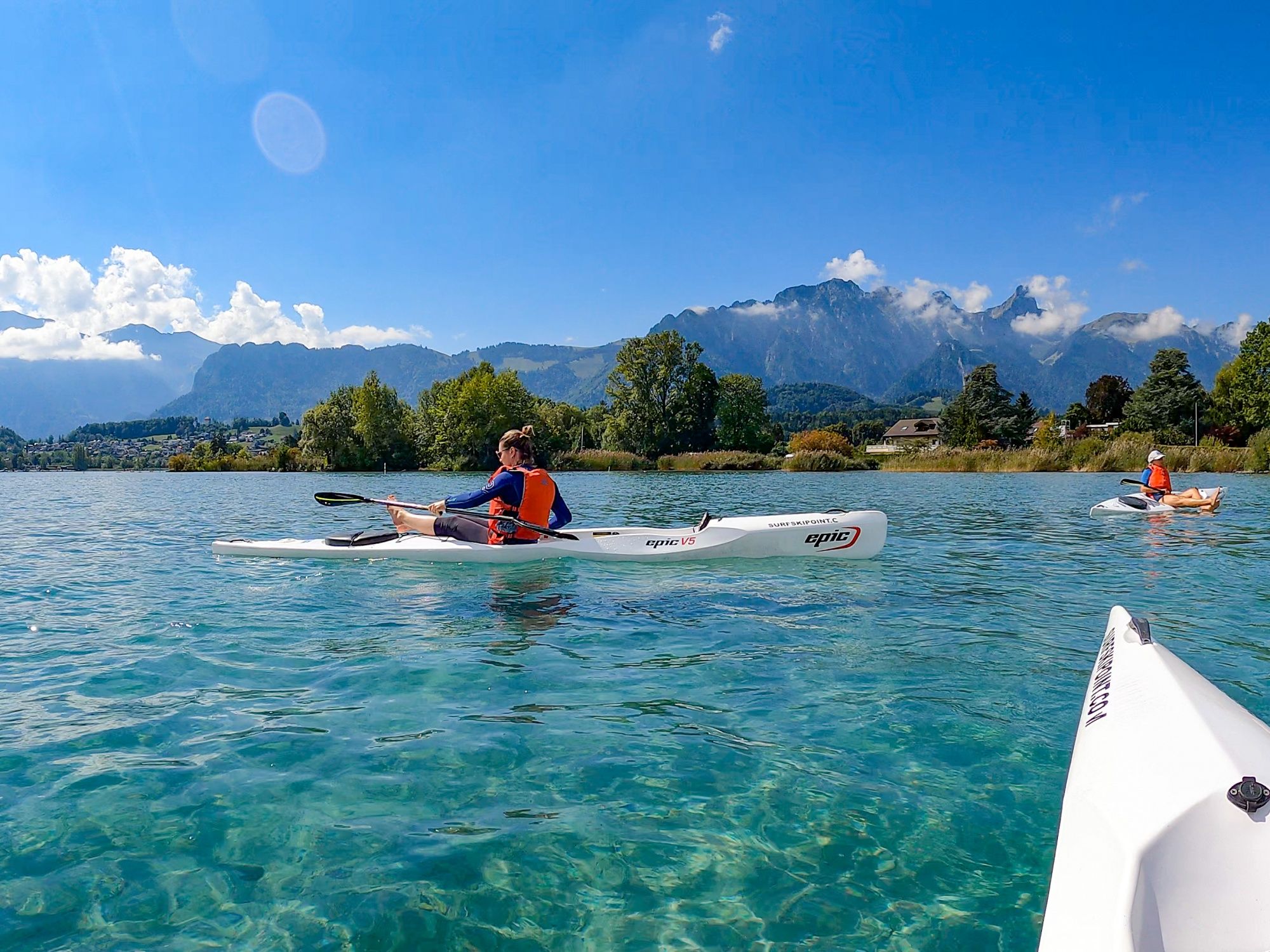 Corsi di kayak al Lago di Thun: kayak in estate, circondati da montagne e natura.