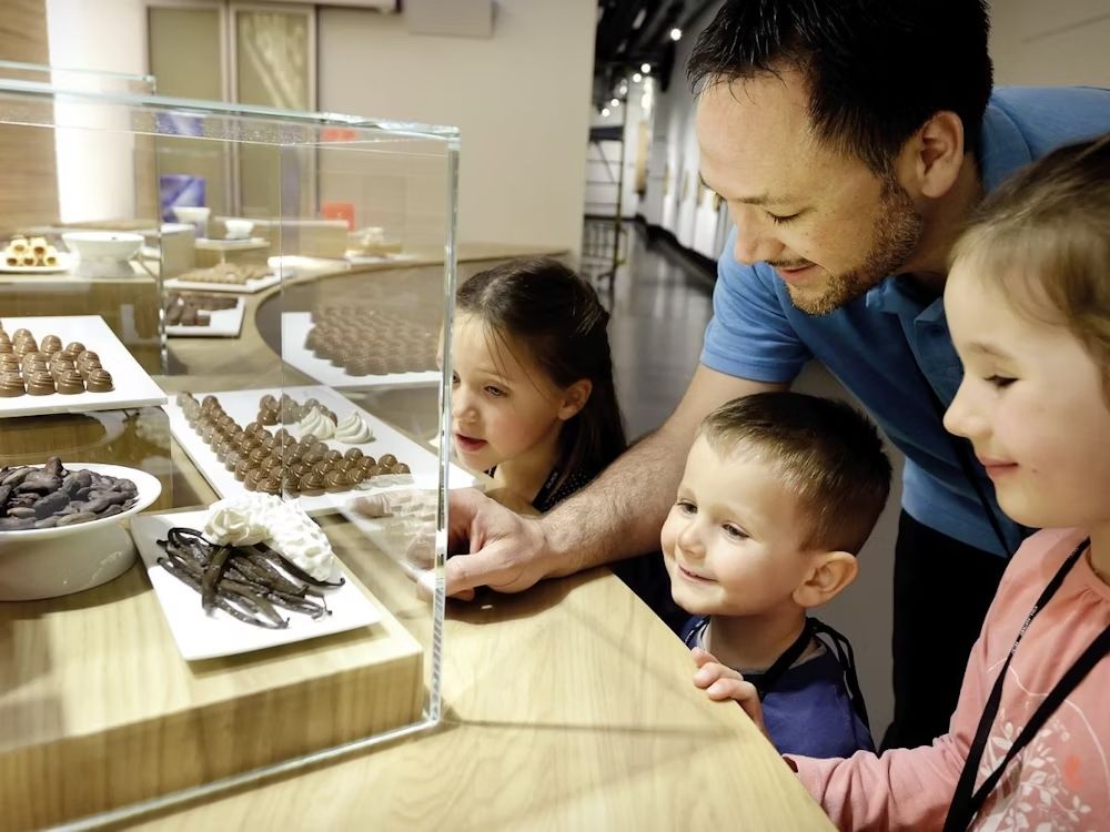 Chocolarium: Kinder und Erwachsene erleben süsse Spezialitaeten in Gruyeres.
