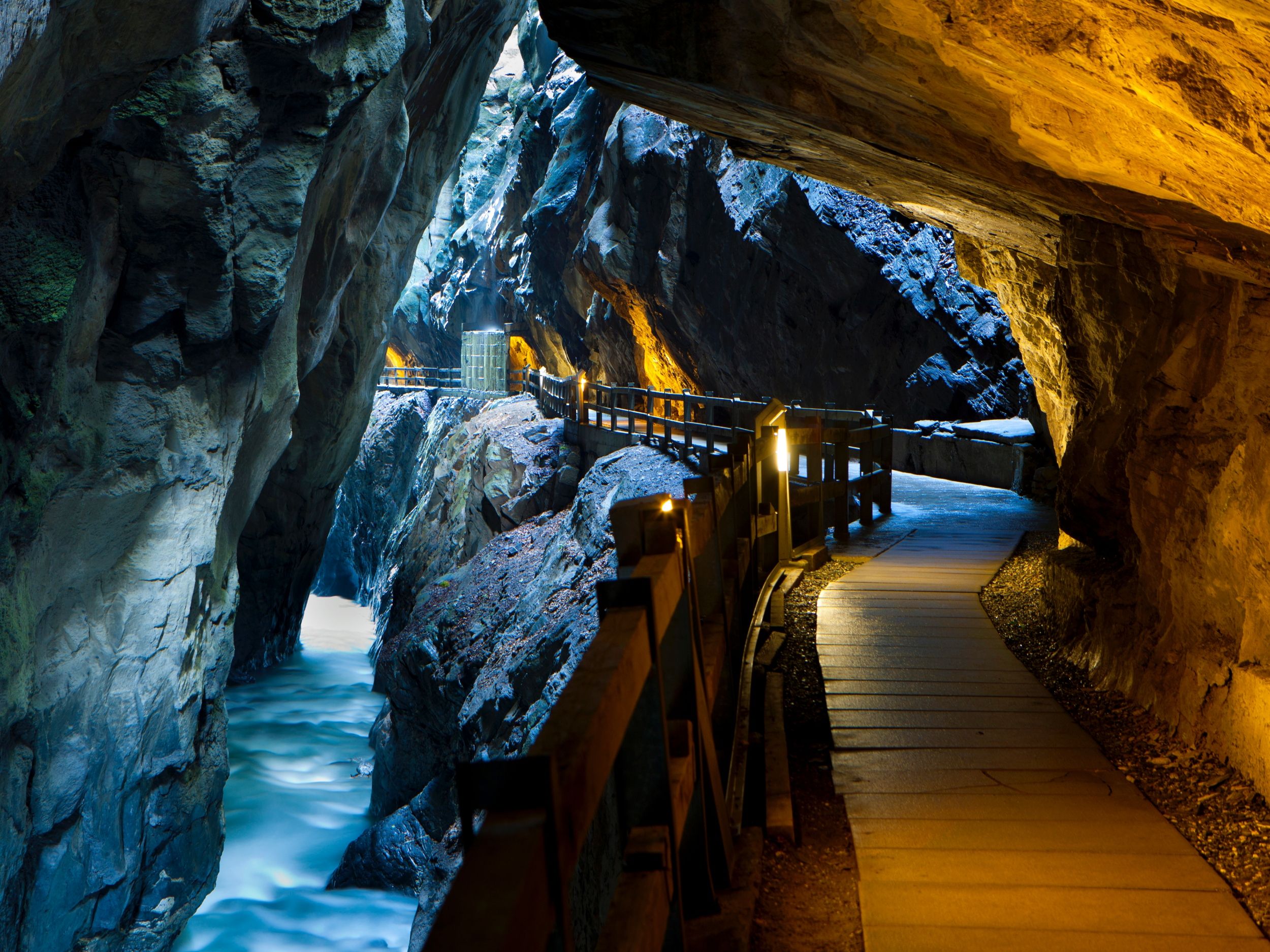 Desfiladeiro de Tamina com paredes de rocha íngremes e um caminho pitoresco ao longo do rio no verão.