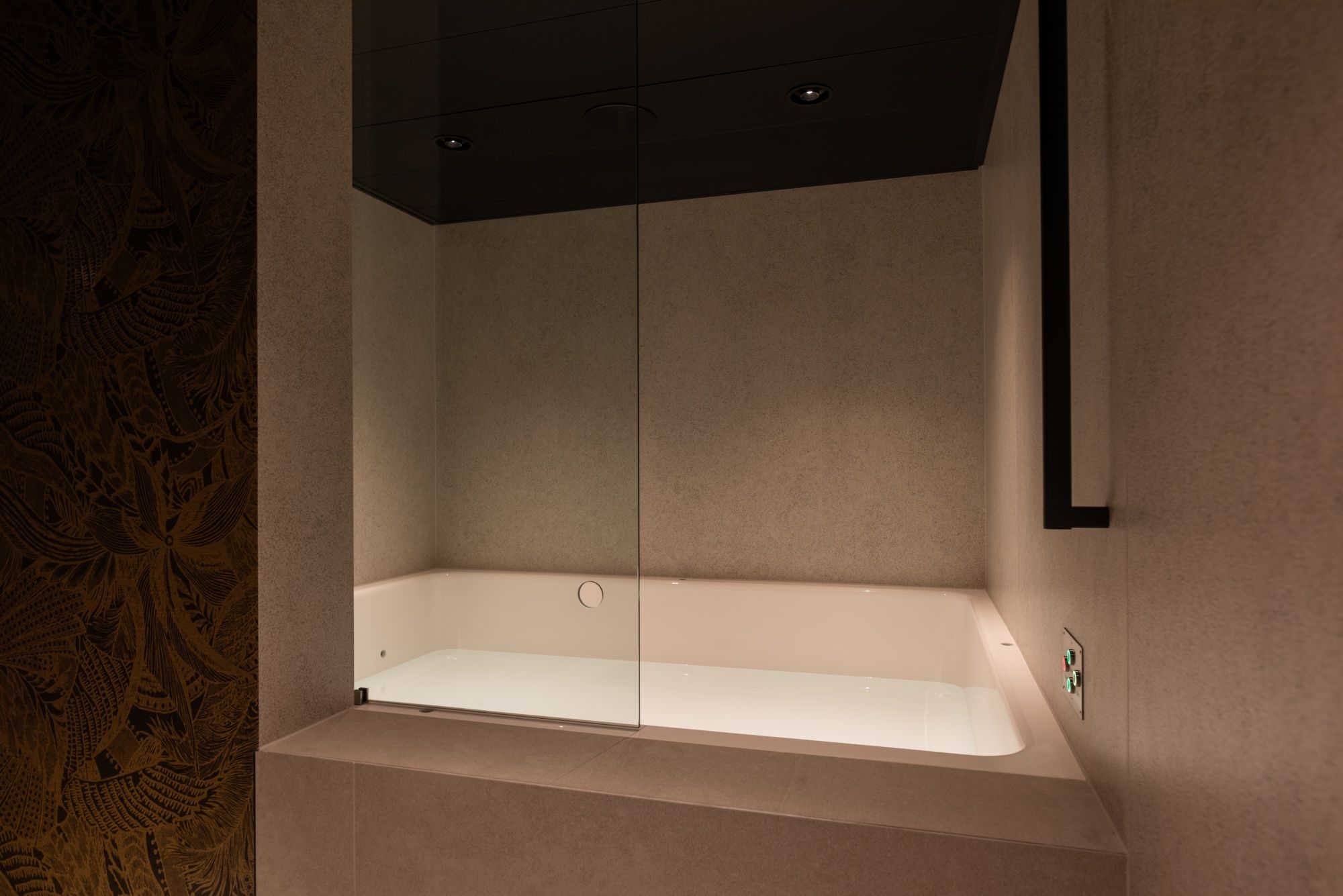 Flooat: स्विमिंग के दौरान ज़्यूरिख़ में पानी पर उड़ान भरिए हर मौसम में расслаб होने के लिए।