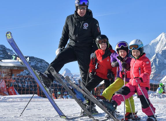 Skiles in de skischool Hannigalp met kinderen in groepsles in de winter.