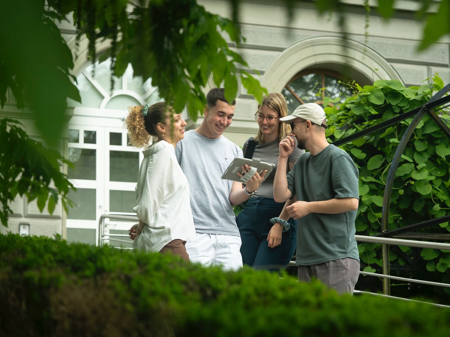 Escape Game: Ομάδα φίλων που λύνουν γρίφους στο Σεντ Γκάλεν. Κοινή περιπέτεια μπροστά σε όμορφο τοπίο.