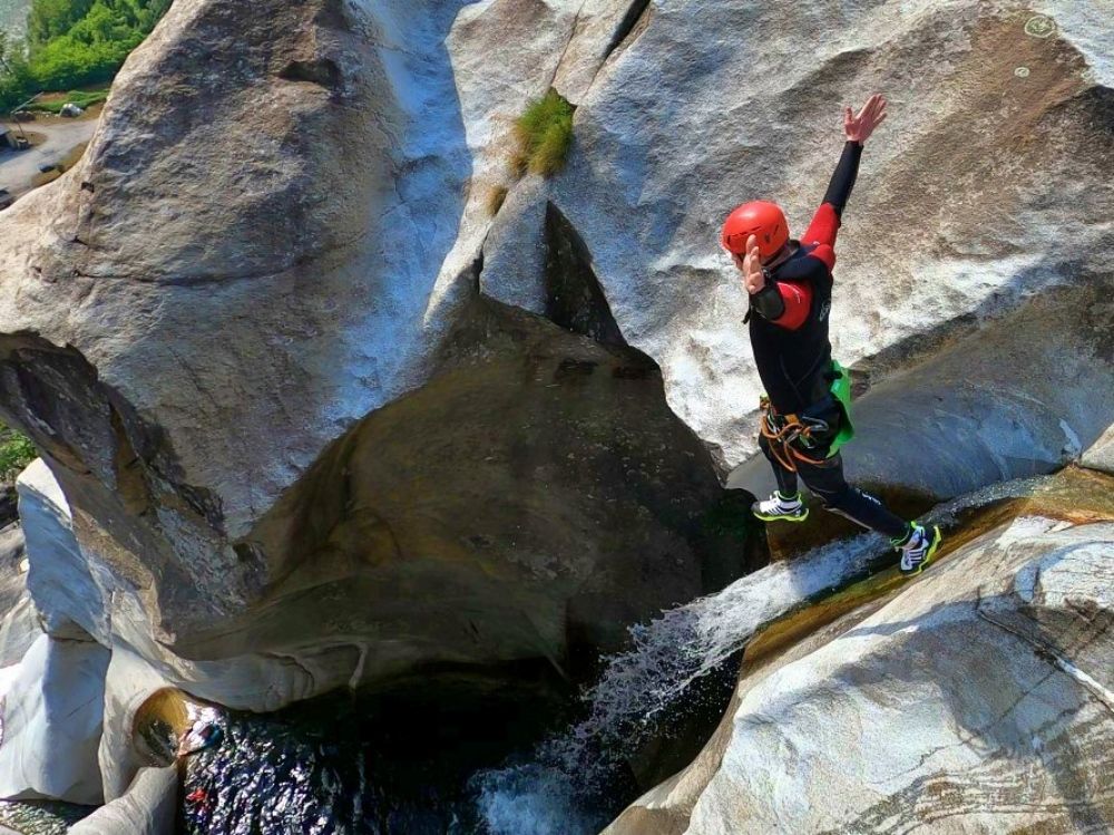 Taneczny spływ w kanioningu: Doświadcz emocjonującej wycieczki w kanioningu z przyjaciółmi w górach.