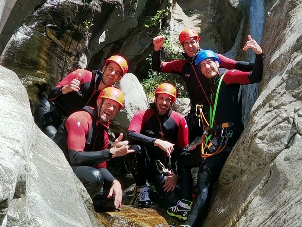 Canyoning z przyjaciółmi w górach: przygoda i zabawa podczas letnich aktywności.