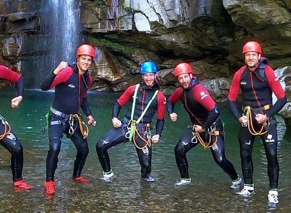 Canyoning per addio al celibato: gruppo nell'avventura fluviale, emozionante e impegnativa nella natura.