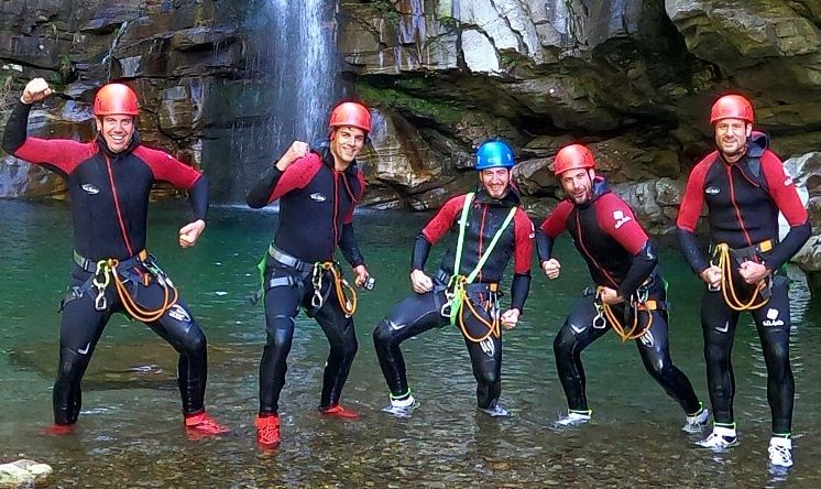 Bachelor Canyoning: surrealna zabawa w wodzie na łonie natury z przyjaciółmi podczas ekscytującej przygody.