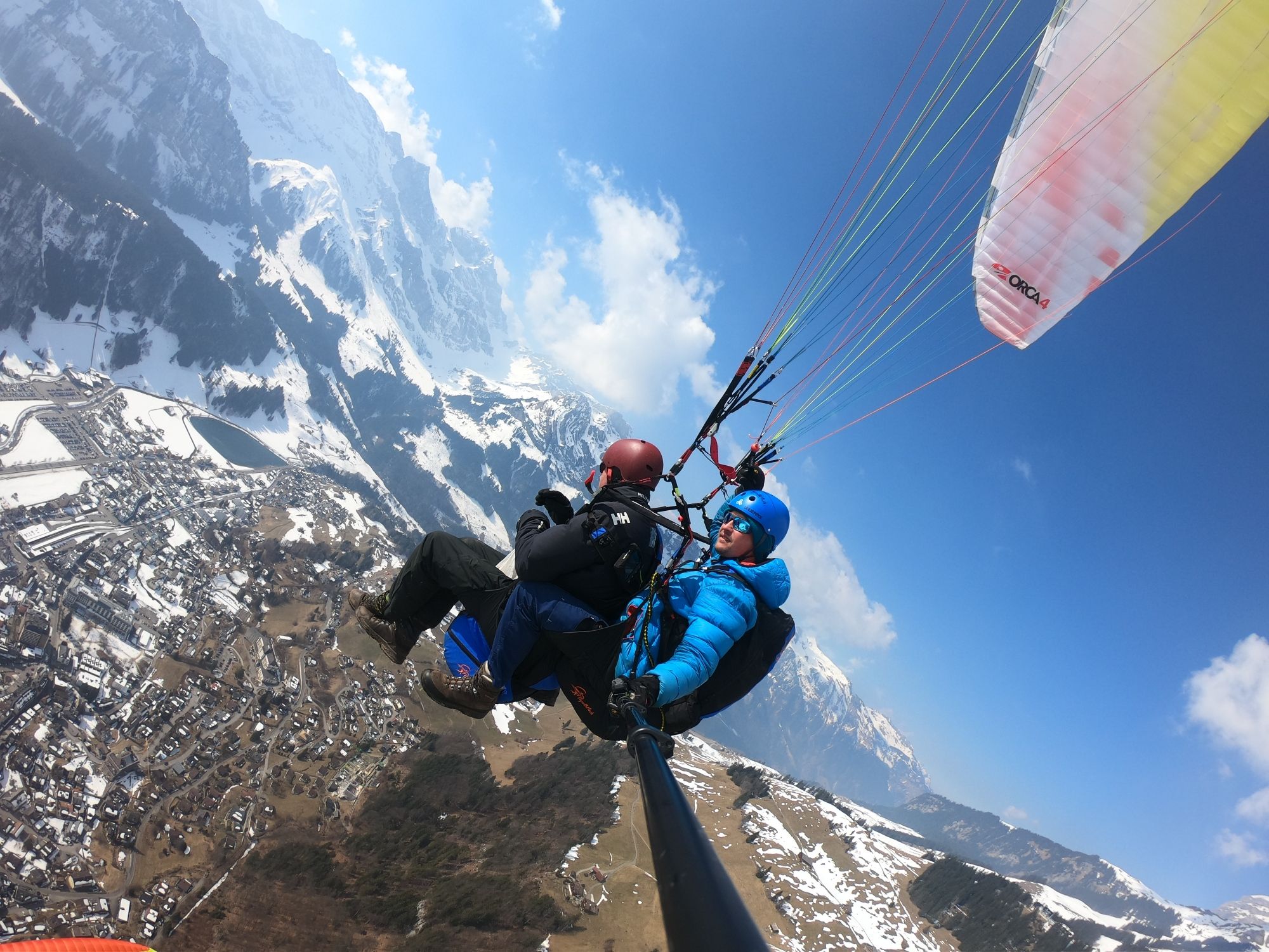 Paragliden boven Luzern met een spectaculair uitzicht op bergen en natuur, ideaal voor avontuurlijke zielen.