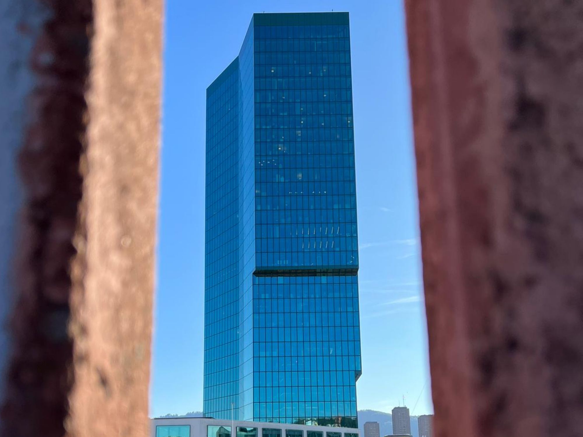 고층 건물: 낮에 인상적이고 독특한 도시 환경의 현대적 건물.