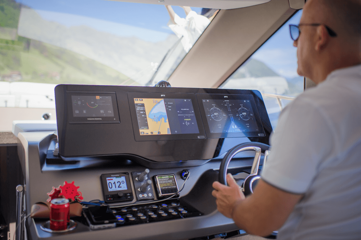 Iate: Skipper com sistema de navegação moderno em um charter diário no verão.