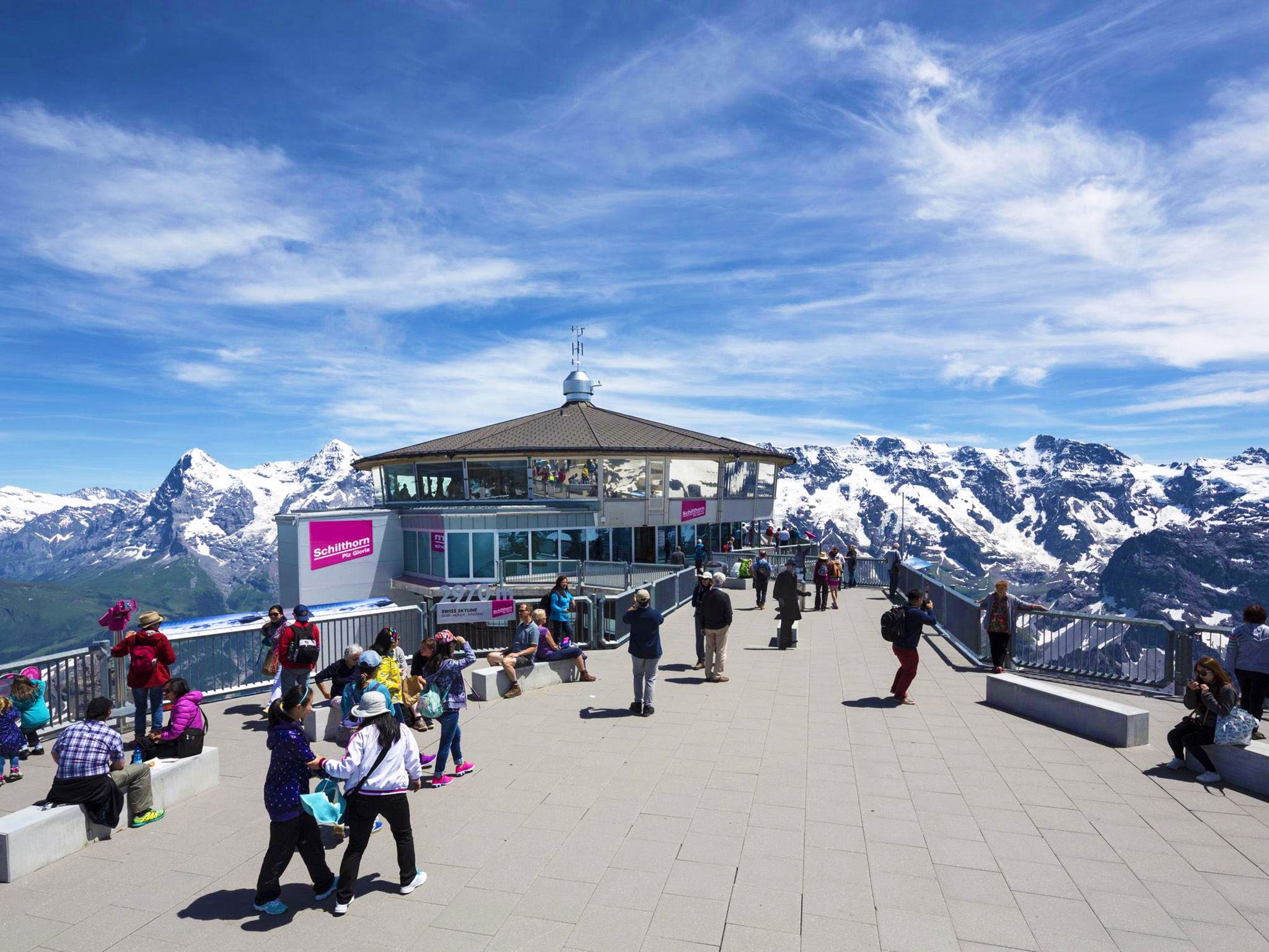 Schilthorn: Ausblick von Piz Gloria mit Besuchern, umgeben von beeindruckenden Bergen.