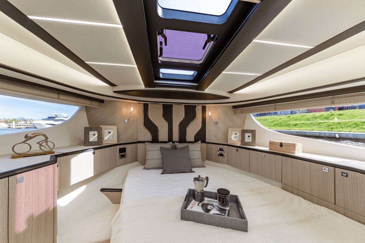 Iate: decoração interior confortável, ideal para charter diário no verão no porto.