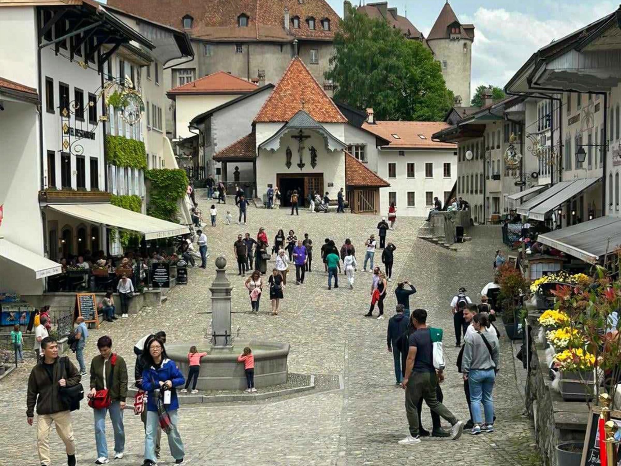 Gruyère: Opdag den maleriske landsby med historisk arkitektur og livligt liv.