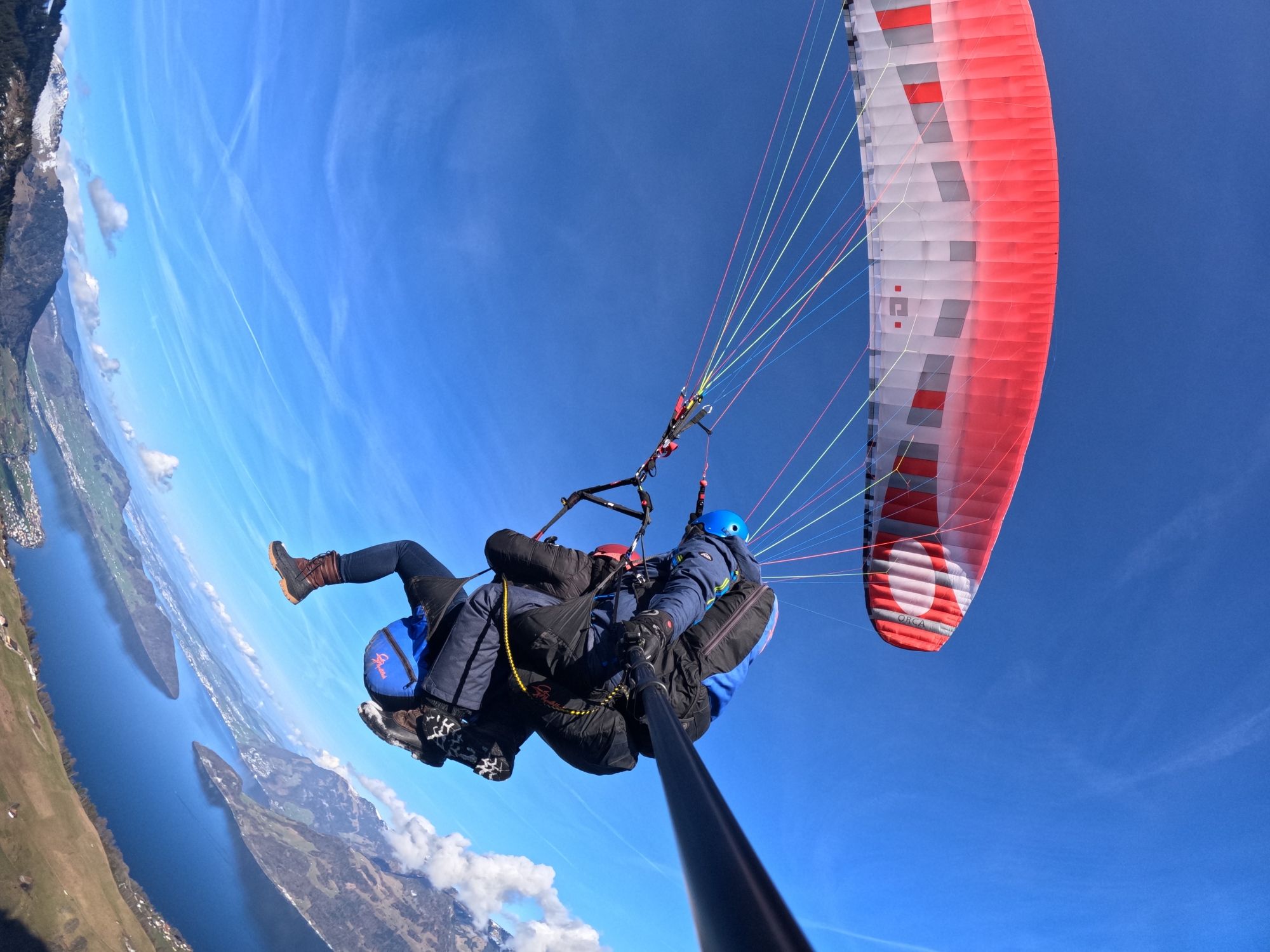 Szybowanie nad Lucerną: Podziwiaj zapierające dech w piersiach widoki podczas lotu tandemowego w Alpach.