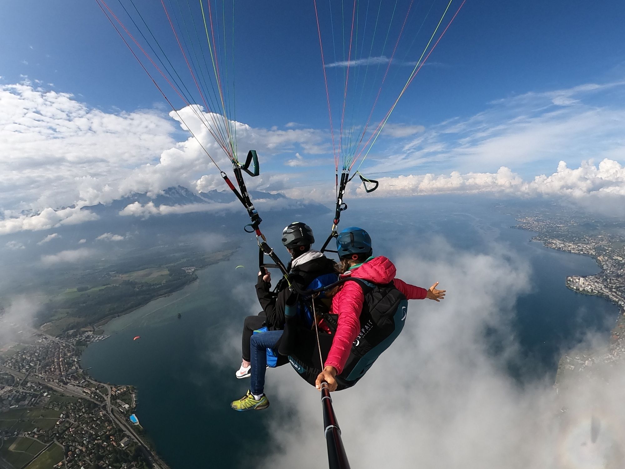 जिनेवा झील में पैराग्लाइडिंग का आनंद लें, अल्पाइन में दृश्य और साहसिक गतिविधियों का अनुभव करें।