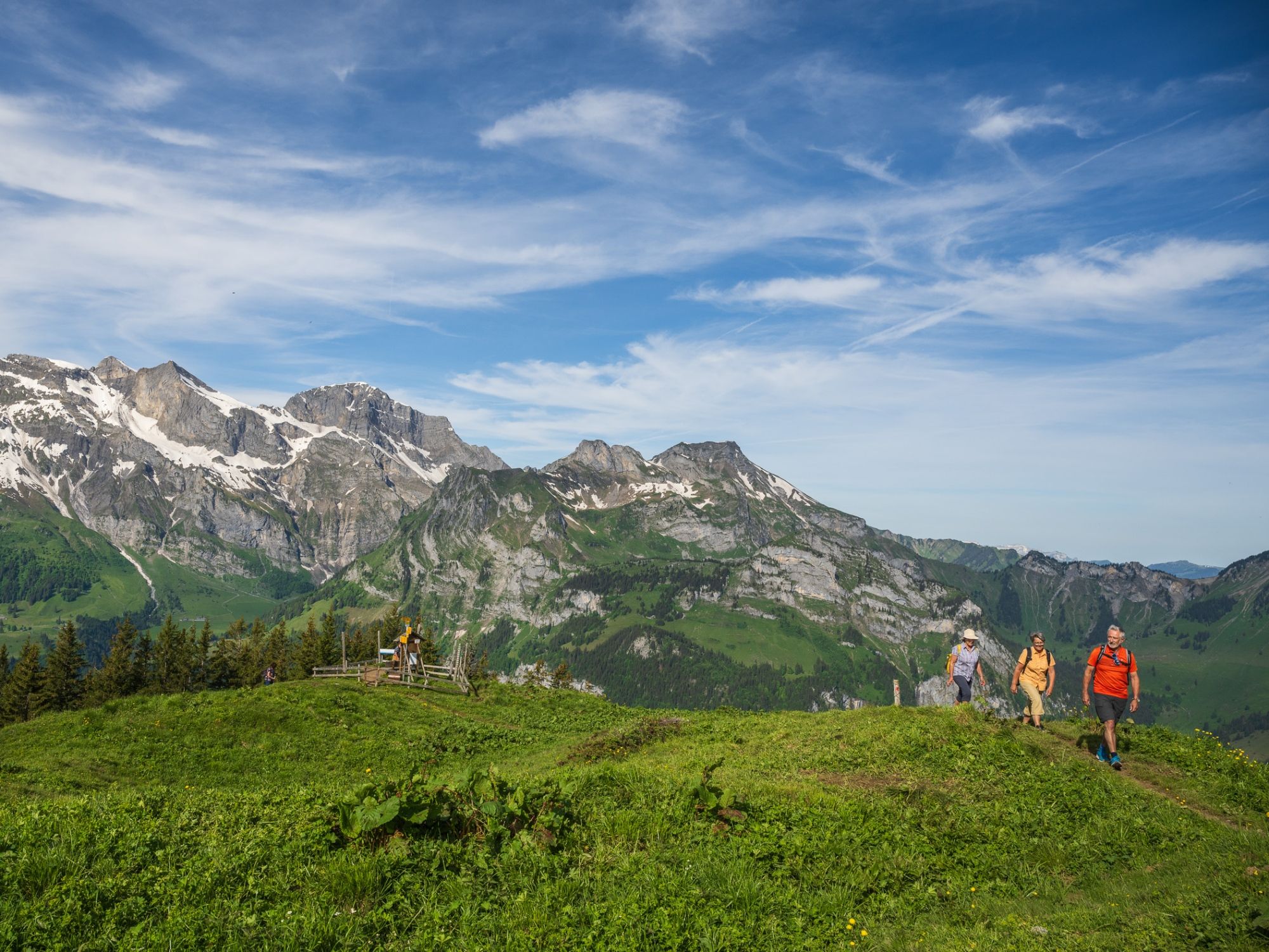 Пешие прогулки в Брунни: гуляйте по горам и наслаждайтесь природой летом.