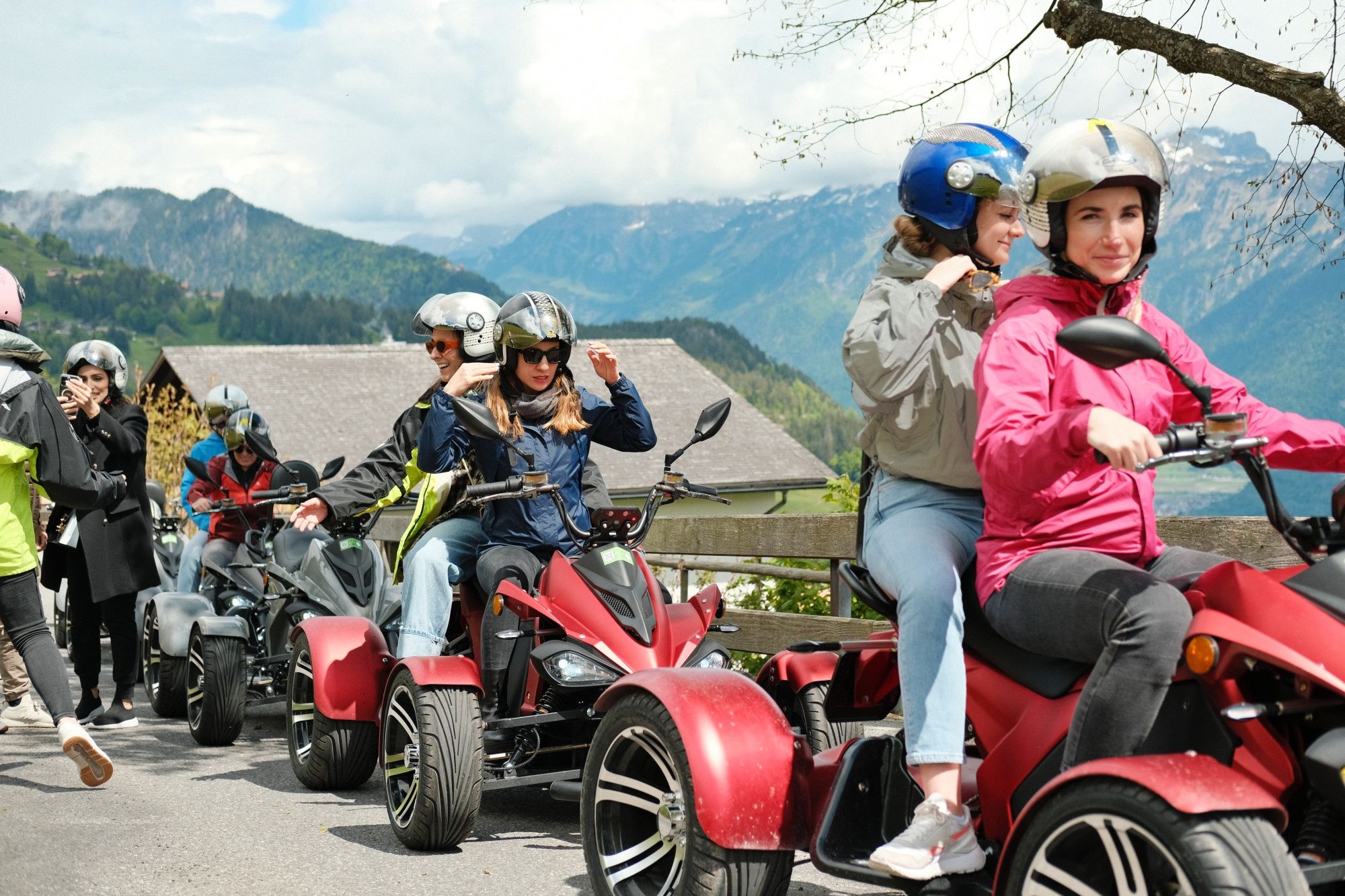 Tour in Quad con amici a Interlaken, scopri la natura e le montagne in questa emozionante attività.