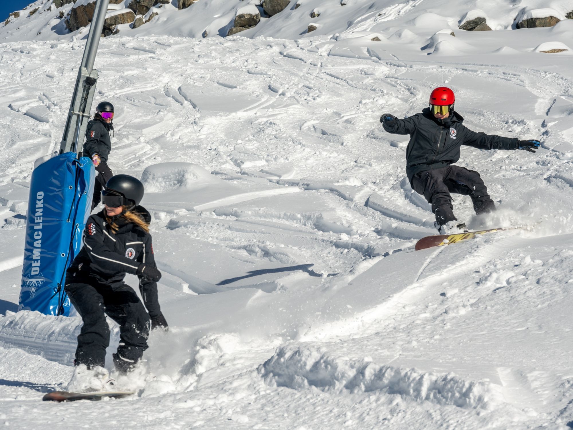 Snowboardles in de winter: Groepsles met kinderen op de piste bij sneeuw.