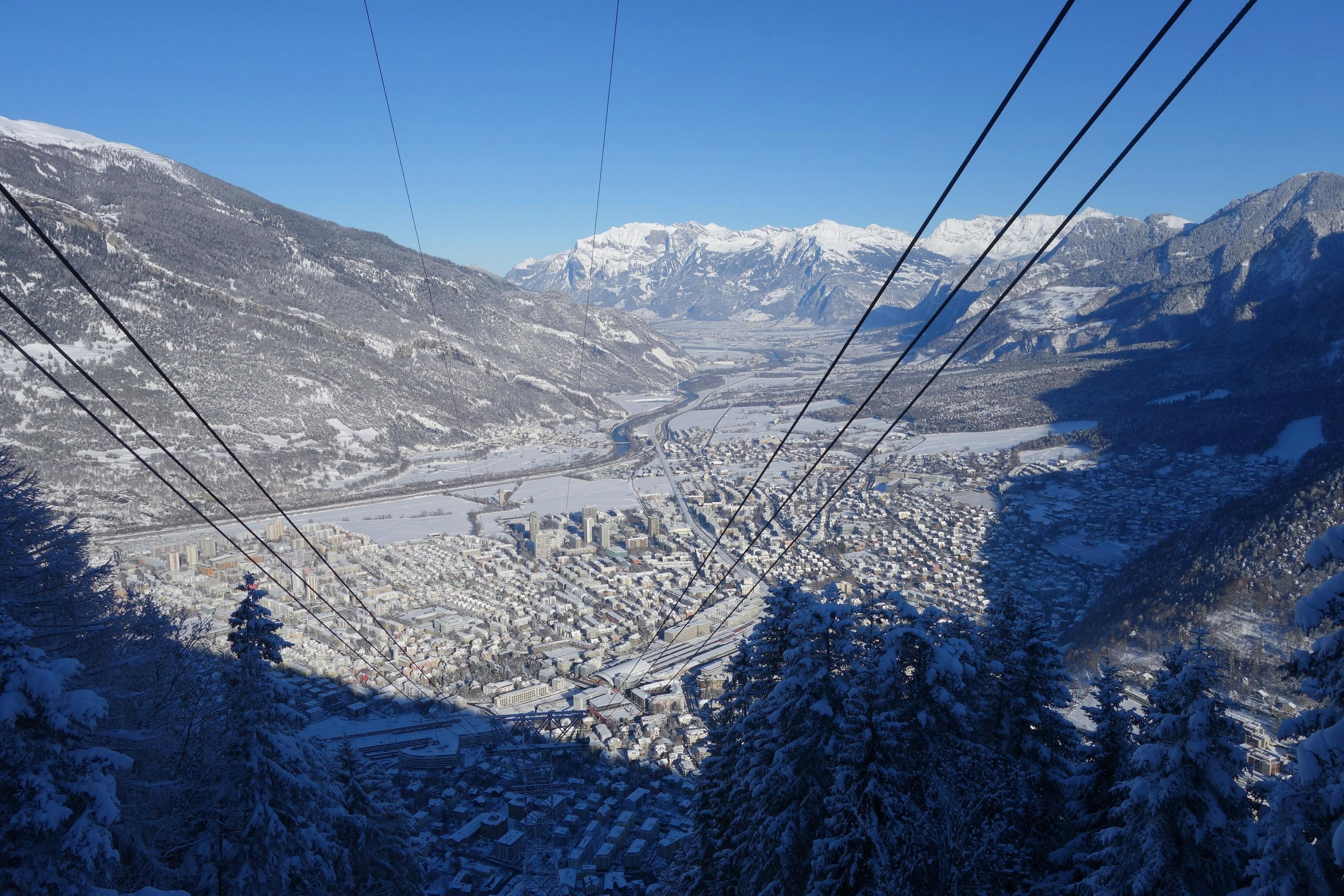 ブラムブリュシュの山岳リフト、冬の街の眺め