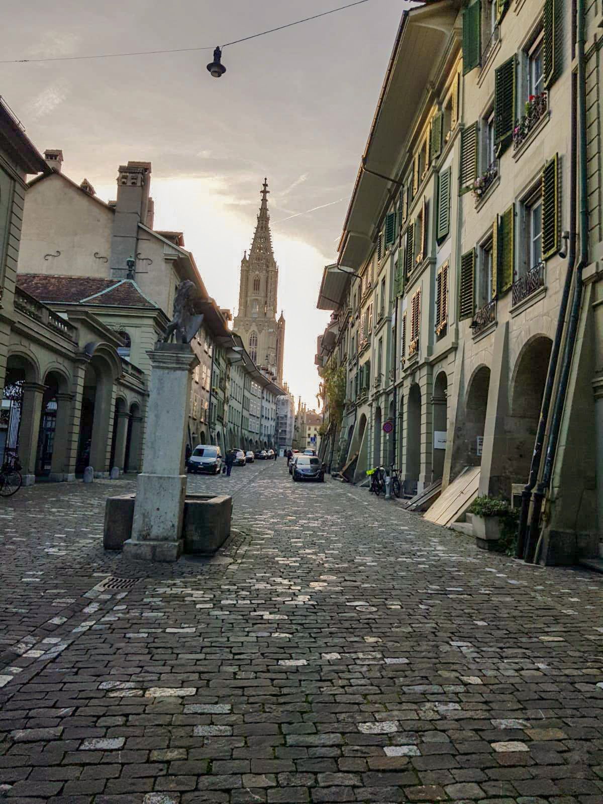 Berner Münster: beeindruckende Architektur in der Altstadt von Bern, umgeben von historischen Gebäuden.
