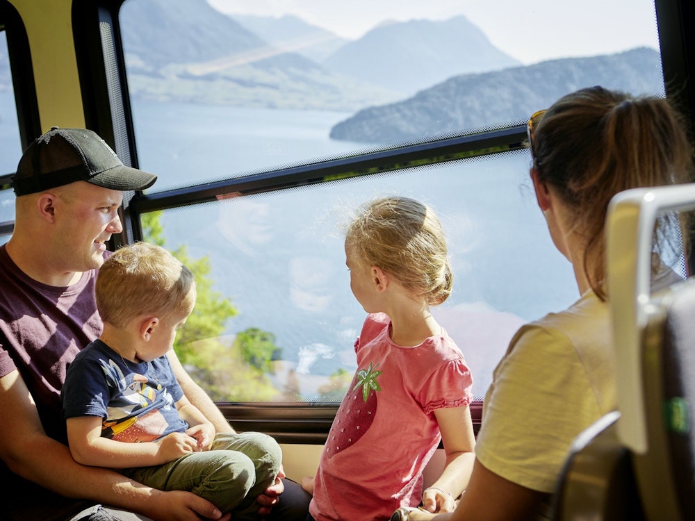 Wellness Rigi: Erlebe die traumhafte Aussicht auf den Vierwaldstättersee mit der Familie.