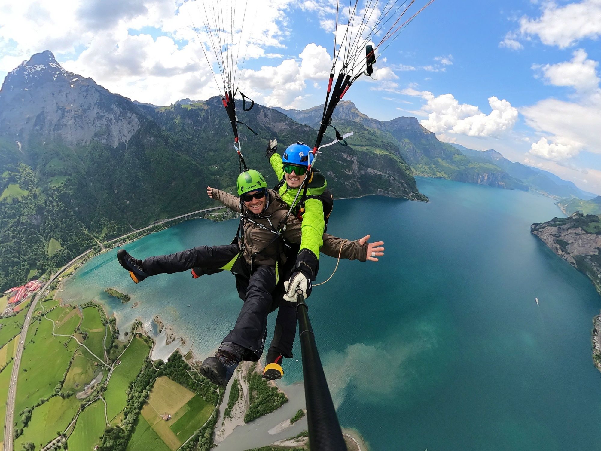 パラグライディングエッグベルク：山々を見渡すチューリッヒ湖上のタンデムフライトを体験しよう。