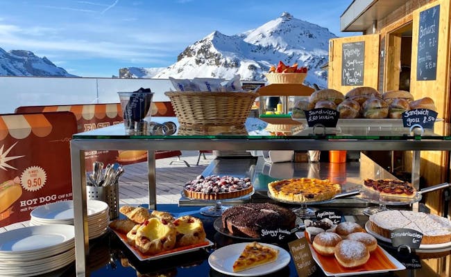 Bistro Birg com vista para as montanhas e pratos
