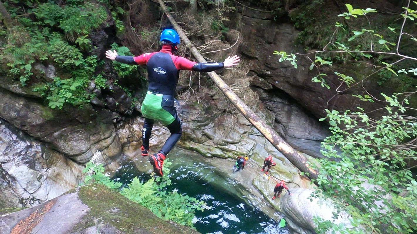 Hélicanyoning à Boggera : découvre des sauts palpitants et la beauté naturelle de la gorge.